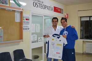 Jose David Sanchez entrega una camiseta firmada a la Escuela Universitaria de Osteopatía