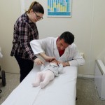 Alumnos realizando las prácticas osteopáticas pediátricas 3