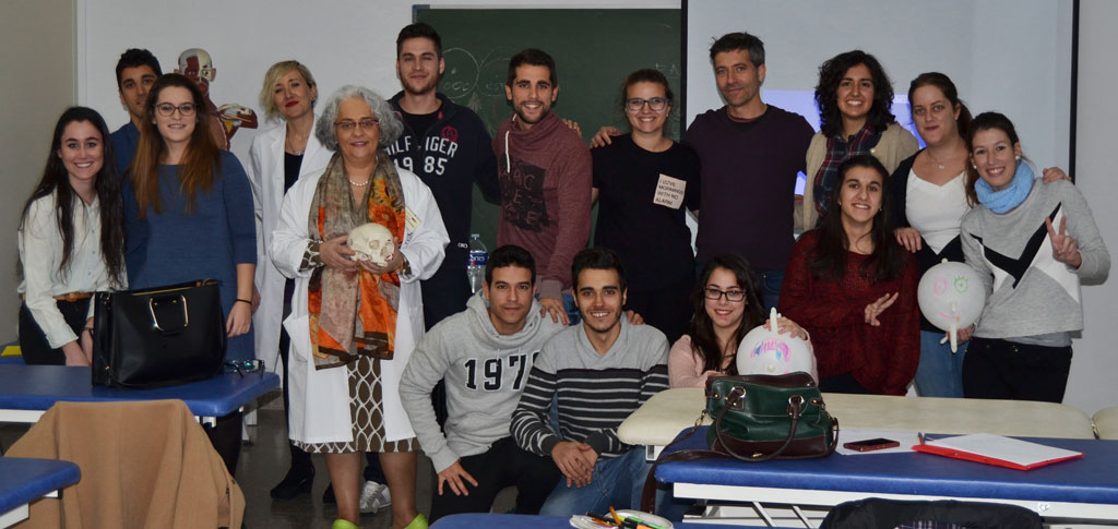 Alumnos de 1º del Máster Universitario en Osteopatía con sus profesoras, la Dra. Amaia Iturburu y Dña. Elena Beltrán