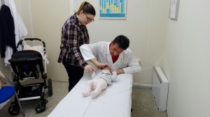 Alumnos realizando las prácticas osteopáticas pediátricas 3