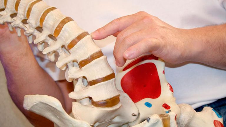 Tiene el sitio de aplicación de la terapia de manipulación espinal altera la carga de tejidos de la médula