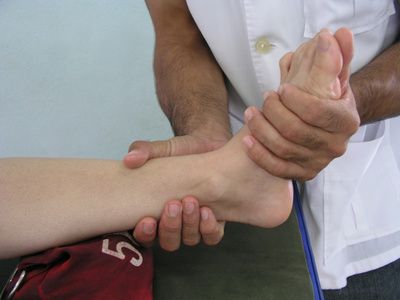 Los efectos inmediatos de 2 técnicas de terapia manual en el tobillo y la rigidez musculoarticular gama flexión dorsal del movimiento en personas con rigidez crónica del tobillo
